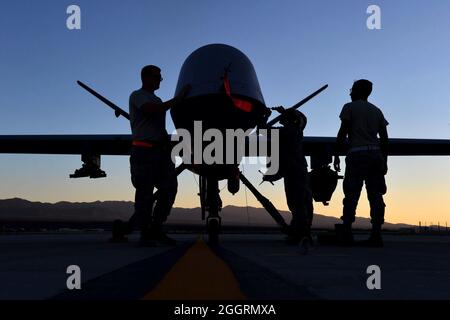 Les aviateurs de la US Air Force, avec le 432e Escadron de maintenance d'aéronefs, préparent un véhicule aérien sans pilote General Atomics MQ-9 Reaper pour l'exercice Red Flag 16-3 sur la ligne de vol de la base aérienne de Creech le 20 juillet 2016 à Indian Springs, Nevada. Banque D'Images