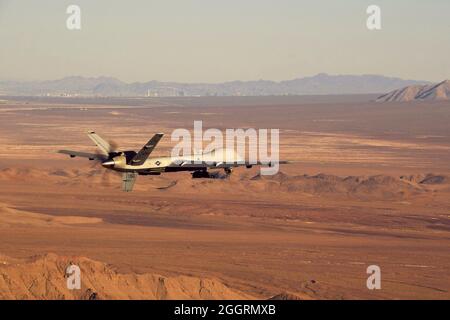 Un véhicule aérien sans pilote de la US Air Force General Atomics MQ-9 Reaper effectue une mission d'entraînement au-dessus de la zone d'essais et d'entraînement du Nevada à la base aérienne de Creech le 15 juillet 2019 à Indian Springs, Nevada. Banque D'Images