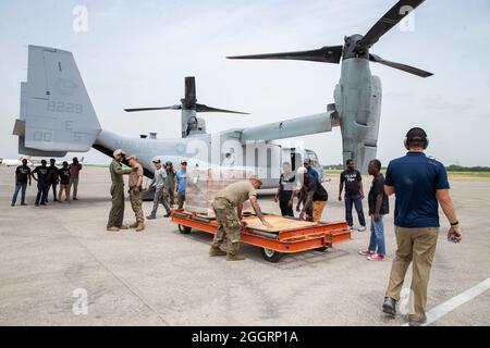 Jeremie, Haïti. 1er septembre 2021. Des Marines et des volontaires des États-Unis ont déchargé des vivres d'un avion MV-22B Osprey lors d'une mission humanitaire le 1er septembre 2021 à Jeremie, en Haïti. L'armée, l'USAID et les volontaires participent à la suite du récent tremblement de terre. Crédit : Cpl. Yuritzy Gomez/États-Unis Marines/Alamy Live News Banque D'Images