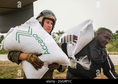 Jeremie, Haïti. 1er septembre 2021. Des Marines et des volontaires des États-Unis ont déchargé des vivres d'un avion MV-22B Osprey lors d'une mission humanitaire le 1er septembre 2021 à Jeremie, en Haïti. L'armée, l'USAID et les volontaires participent à la suite du récent tremblement de terre. Crédit : Cpl. Yuritzy Gomez/États-Unis Marines/Alamy Live News Banque D'Images