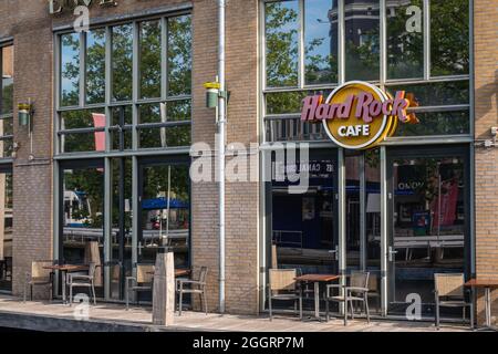 Amsterdam, pays-Bas - 15 août 2021 : partie de la façade du Hard Rock café le long du canal Spiegelgracht. Banque D'Images