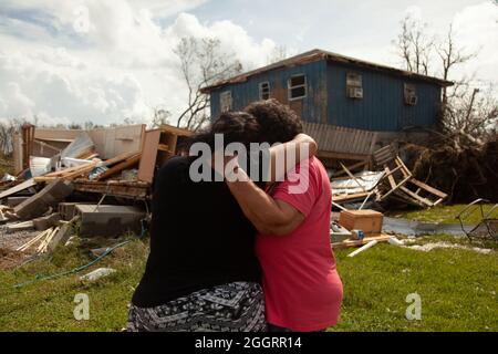 Cut Off, Louisiane, États-Unis. 30 août 2021. Août 2020: SYLVASIA CALLAIS et sa fille, REMANDA ÉTINCELLES, se brisent en larmes quand ils découvrent leur maison qu'ils ont vécu pendant 40 ans a été complètement démoli après qu'il a été frappé par l'ouragan Ida ils ont perdu 5 de leurs 8 chats, ainsi. (Image de crédit : © Leslie Spurlock/ZUMA Press Wire) Banque D'Images