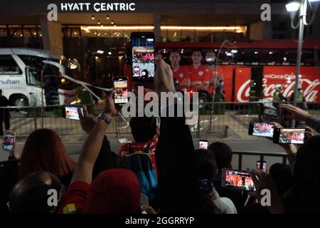 Santiago, Metropolitana, Chili. 2 septembre 2021. Les fans chiliens enregistrent avec leur téléphone portable les joueurs de l'équipe nationale qui se mettent dans le bus qui les emportera au stade pour jouer contre le Brésil, pour se qualifier pour le Qatar 2022. (Credit image: © Matias Basualdo/ZUMA Press Wire) Credit: ZUMA Press, Inc./Alamy Live News Banque D'Images