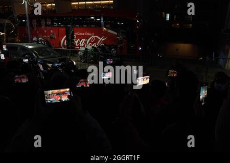 Santiago, Metropolitana, Chili. 2 septembre 2021. Les fans chiliens enregistrent avec leur téléphone portable les joueurs de l'équipe nationale qui se mettent dans le bus qui les emportera au stade pour jouer contre le Brésil, pour se qualifier pour le Qatar 2022. (Credit image: © Matias Basualdo/ZUMA Press Wire) Credit: ZUMA Press, Inc./Alamy Live News Banque D'Images