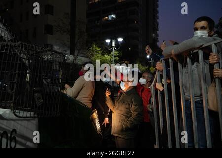 Santiago, Metropolitana, Chili. 2 septembre 2021. Les fans chiliens arrivent à l'hôtel de l'équipe nationale pour leur donner le dernier harangue avant qu'ils ne se rendent au match contre le Brésil, pour les qualifications de coupe du monde au Qatar 2022. (Credit image: © Matias Basualdo/ZUMA Press Wire) Credit: ZUMA Press, Inc./Alamy Live News Banque D'Images