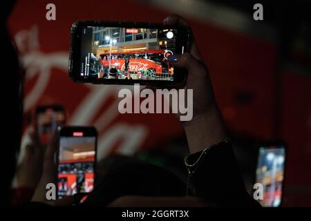 Santiago, Metropolitana, Chili. 2 septembre 2021. Les fans chiliens enregistrent avec leur téléphone portable les joueurs de l'équipe nationale qui se mettent dans le bus qui les emportera au stade pour jouer contre le Brésil, pour se qualifier pour le Qatar 2022. (Credit image: © Matias Basualdo/ZUMA Press Wire) Credit: ZUMA Press, Inc./Alamy Live News Banque D'Images