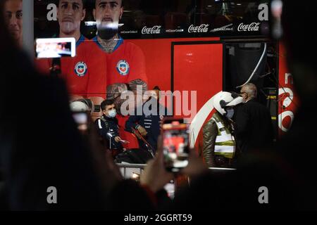 Santiago, Metropolitana, Chili. 2 septembre 2021. Arturo Vidal prend le bus qui conduira l'équipe chilienne au match contre le Brésil, pour les qualifications de la coupe du monde Qatar 2022. (Credit image: © Matias Basualdo/ZUMA Press Wire) Credit: ZUMA Press, Inc./Alamy Live News Banque D'Images