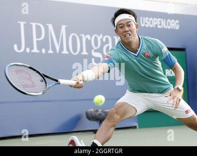 Flushing Meadow, United a déclaré. 02 septembre 2021. Kei Nishikori, du Japon, a fait une première main à Mackenzie McDonald sur le court 17 lors de la deuxième manche des Championnats de tennis américains 2021 au Centre national de tennis de l'USTA Billie Jean King le jeudi 2 septembre 2021 à New York. Photo de John Angelillo/UPI crédit: UPI/Alay Live News Banque D'Images