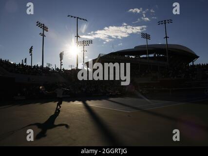 Flushing Meadow, United a déclaré. 02 septembre 2021. Kei Nishikori, du Japon, remet une balle à Mackenzie McDonald sur le court 17 lors de la deuxième manche des Championnats de tennis américains 2021 au Centre national de tennis de l'USTA Billie Jean King, le jeudi 2 septembre 2021 à New York. Photo de John Angelillo/UPI crédit: UPI/Alay Live News Banque D'Images