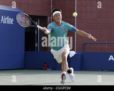 Flushing Meadow, United a déclaré. 02 septembre 2021. Kei Nishikori, du Japon, a fait une première main à Mackenzie McDonald sur le court 17 lors de la deuxième manche des Championnats de tennis américains 2021 au Centre national de tennis de l'USTA Billie Jean King le jeudi 2 septembre 2021 à New York. Photo de John Angelillo/UPI crédit: UPI/Alay Live News Banque D'Images