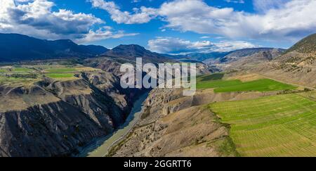 Photo panoramique aérienne du fleuve Fraser qui coule dans le robuste canyon du Fraser au Pavillon, quartier régional de Squamish-Lillooet - District de Lillooet BR Banque D'Images