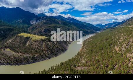 Photo panoramique aérienne du fleuve Fraser qui coule dans le robuste canyon du Fraser au Pavillon, quartier régional de Squamish-Lillooet - District de Lillooet BR Banque D'Images