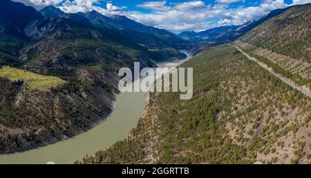 Photo panoramique aérienne du fleuve Fraser qui coule dans le robuste canyon du Fraser au Pavillon, quartier régional de Squamish-Lillooet - District de Lillooet BR Banque D'Images