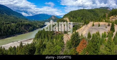 Photo panoramique aérienne du fleuve Fraser et du pont du ruisseau Ainslie sur la route 1 dans le canyon Fraser, Colombie-Britannique, Canada Banque D'Images