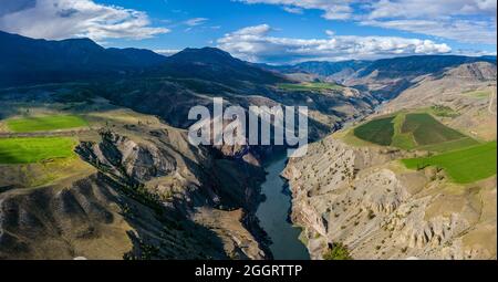 Photo panoramique aérienne du fleuve Fraser qui coule dans le robuste canyon du Fraser au Pavillon, quartier régional de Squamish-Lillooet - District de Lillooet BR Banque D'Images