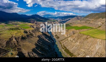 Photo panoramique aérienne du fleuve Fraser qui coule dans le robuste canyon du Fraser au Pavillon, quartier régional de Squamish-Lillooet - District de Lillooet BR Banque D'Images