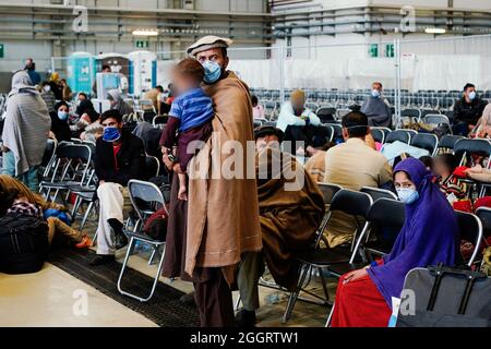 Ramstein Miesenbach, Allemagne. 30 août 2021. Des personnes évacuées d'Afghanistan attendant dans un hangar de la base aérienne de Ramstein en Allemagne, que l'armée américaine utilise comme plaque tournante pour traiter les réfugiés en vue de leur transport ultérieur vers les États-Unis. Credit: Uwe Anspach/dpa - ATTENTION: Individu(s) a/ont été pixelated pour des raisons juridiques/dpa/Alay Live News Banque D'Images