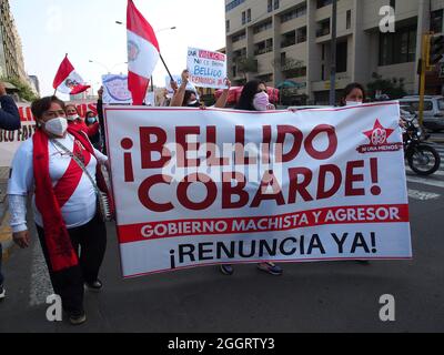 Des centaines, principalement des femmes, font une manifestation contre le Premier ministre péruvien Guido Bellido devant le bâtiment du Congrès. Bellido aurait eu des expressions misogynes à l'égard de l'un des membres du Congrès il y a quelques jours. Credit: Agence de presse Fotoholica/Alamy Live News Banque D'Images