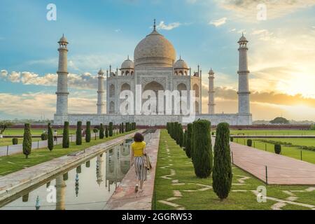 Taj Mahal - Un site classé au patrimoine mondial de l'UNESCO à Agra India au lever du soleil. Un mausolée en marbre construit sur les rives de la rivière Yamuna Banque D'Images