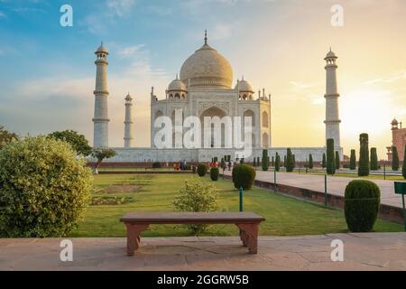 Taj Mahal - Un site classé au patrimoine mondial de l'UNESCO à Agra India au lever du soleil. Un mausolée en marbre construit sur les rives de la rivière Yamuna Banque D'Images