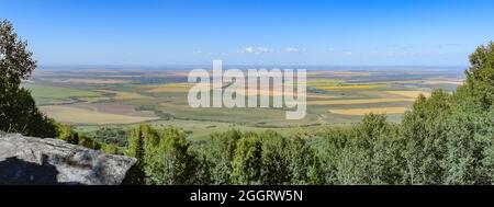 vue panoramique depuis le sommet d'une haute montagne jusqu'à une vallée spacieuse Banque D'Images