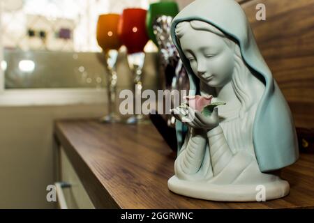 Objets de décoration intérieure d'un appartement résidentiel. Divers objets en verre transparent. Banque D'Images