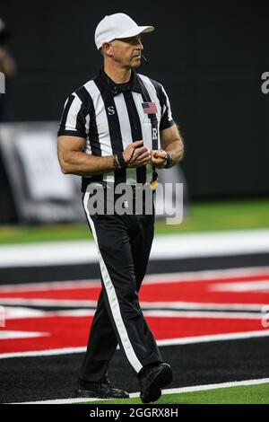 Las Vegas, Nevada, États-Unis. 02 septembre 2021. L'arbitre Stephen Baron sur le terrain avant le début du match de football de la NCAA avec les Eagles de l'est de Washington et les rebelles de l'UNLV au stade Allegiant de Las Vegas, Nevada. Christopher Trim/CSM/Alamy Live News Banque D'Images