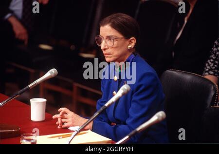 La juge Ruth Bader Ginsburg de la Cour d'appel des États-Unis pour le District de Columbia, avant son audition de confirmation devant la Commission du Sénat des États-Unis sur la magistrature en tant que juge associé de la Cour suprême des États-Unis sur Capitol Hill à Washington, DC, le 20 juillet 1993. S'il est confirmé, le juge Ginsburg remplacera le juge associé Byron R. White. Crédit : Ron Sachs/CNP Banque D'Images