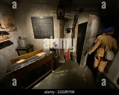 Saint-Pétersbourg, Russie. 28 août 2021. Des poupées en uniforme sont debout dans une pièce du Musée de la défense de Leningrad qui représente un abri à la bombe. Une exposition montre la vie pendant le blocus de Wehrmacht de 1941 à 1944. (À dpa '80 ans du blocus de Leningrad: Wera a survécu au crime allemand") Credit: Ulf Mauder/dpa/Alamy Live News Banque D'Images