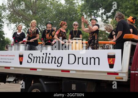 Femmes de Smiling Drum, un groupe de tambours, se présentant à la foire de l'État du Minnesota. Banque D'Images