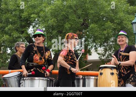 Femmes de Smiling Drum, un groupe de tambours, se présentant à la foire de l'État du Minnesota. Banque D'Images