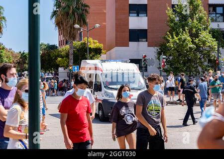 Valence, Espagne. 02 septembre 2021. Une ambulance passe devant la Mascleta des tombes pyrotechniques, avant d'être mise en marche. Un Mascleta est un coup pyrotechnique qui forme une composition très bruyante et rythmée qui est tiré avec des motifs festifs dans les places et les rues, habituellement pendant la journée; il est typique de la Communauté Valencienne. Le festival Fallas aura lieu du 1er au 5 septembre avec des restrictions sanitaires. Crédit : SOPA Images Limited/Alamy Live News Banque D'Images