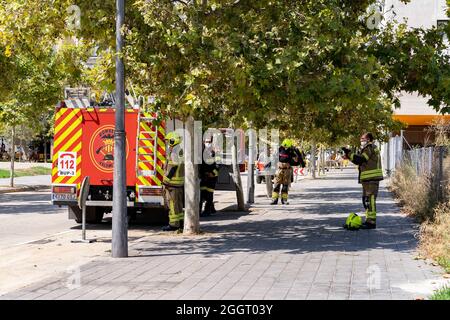 Valence, Espagne. 02 septembre 2021. Les pompiers vus à la Mascleta des Tomas pyrotechniques, avant d'être illuminés. Crédit : SOPA Images Limited/Alamy Live News Banque D'Images