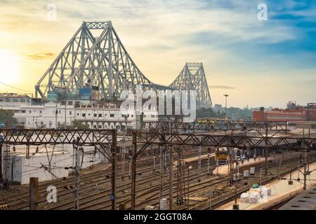 Pont de Howrah avec vue sur les voies ferrées de la gare de Howrah et du paysage urbain de Kolkata au lever du soleil. Banque D'Images