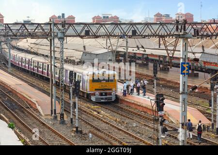 Trains de voyageurs locaux de chemins de fer indiens attendant le départ à la plate-forme de la gare de Howrah à Kolkata Banque D'Images