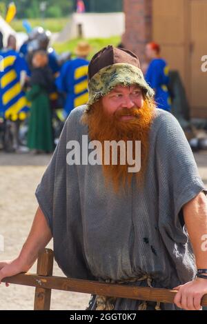 Homme à la longue barbe rouge au festival médiéval 2021 à Hämeenlinna en Finlande Banque D'Images