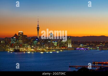 Auckland la nuit depuis Devonport Banque D'Images