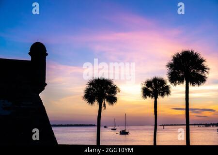 Lever de soleil sur la baie de Matanzas depuis Castillo de San Marcos à St. Augustine, Floride. (ÉTATS-UNIS) Banque D'Images