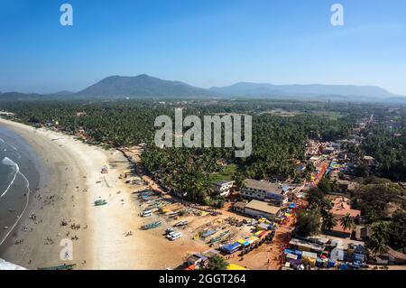 Vue de la plage de la tour-gopuram dans Murudeshwar, Karnataka, Inde. Banque D'Images