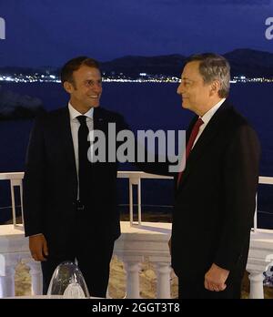 Le président français Emmanuel Macron et le Premier ministre italien Mario Draghi se rencontrent avant un dîner au restaurant « le petit Nice » à Marseille, dans le sud de la France, le 02 septembre 2021. Photo de Ludovic Marin/Pool/ABACAPRESS.COM Banque D'Images