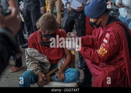 Makassar, Sulawesi du Sud, Indonésie. 3 septembre 2021. Un mendiant qui est également une personne handicapée est injecté avec un vaccin Covid-19 par des agents de santé de la brigade mobile de police de Sulawesi Sud. Cette activité de vaccination gratuite a été effectuée au quartier général de la brigade mobile de la police de Sulawesi du Sud pour atteindre l'objectif de vaccination des Sulawesi du Sud, jusqu'à 80 pour cent. (Credit image: © Herwin Bahar/ZUMA Press Wire) Credit: ZUMA Press, Inc./Alamy Live News Banque D'Images