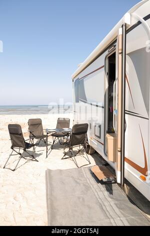 Un camping-car au Danemark sur la plage de Vejers Strand Banque D'Images