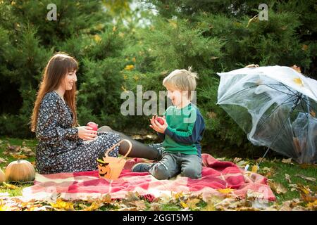 Halloween. Famille heureuse - maman et fils à un pique-nique d'Halloween. Automne chaud jour d'octobre. Banque D'Images