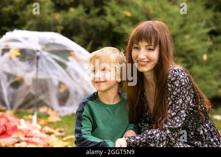 Halloween. Famille heureuse - maman et fils à un pique-nique d'Halloween. Automne chaud jour d'octobre. Banque D'Images