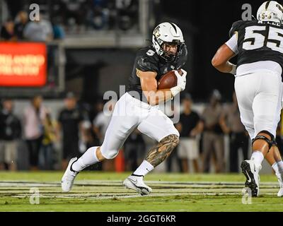 Orlando, Floride, États-Unis. 2 septembre 2021. Les chevaliers de l'UCF qui ont fait la course en arrière à Isaïe Bowser (27) pendant le match de football de la NCAA entre Boise State Broncos et les chevaliers de l'UCF à Bounce House à Orlando, en Floride. Roméo T Guzman/Cal Sport Media/Alamy Live News Banque D'Images