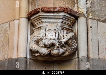 Albi, France. 8 août 2021. Figure de sculpture en pierre à la porte de la cathédrale d'Albi. Banque D'Images