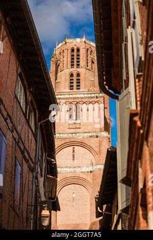 Vue verticale de la tour en brique de la cathédrale gothique médiévale d'Albi, France Banque D'Images