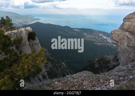 L'ascension à la montagne ai-Petri en Crimée contre la mer et la ville de Yalta Banque D'Images