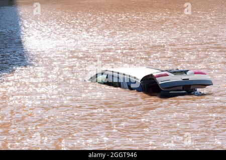 Ouvrez le hayon du véhicule submergé sous l'eau à la suite de la tempête tropicale N° de réf Banque D'Images