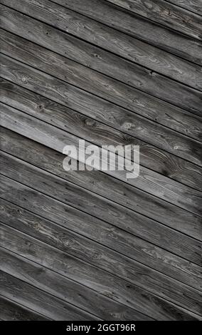 Mur ou porte en bois non peint avec panneaux diagonaux, vue avant. Arrière-plan abstrait plein cadre texturé en noir et blanc. Banque D'Images